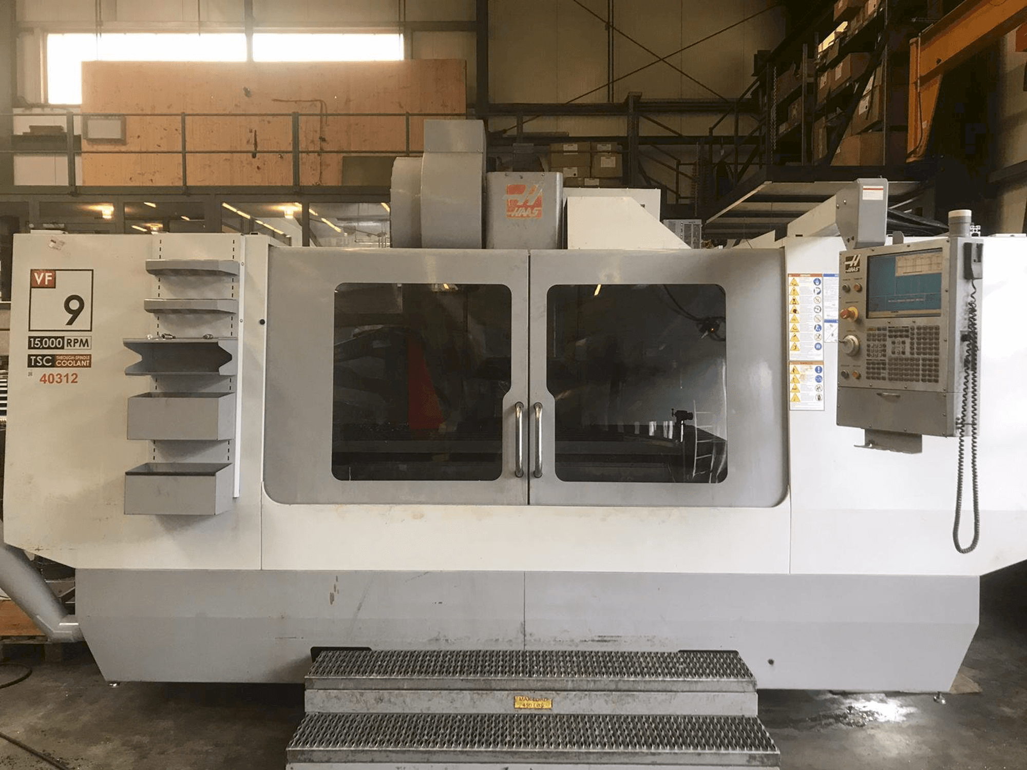 Vista Frontal da HAAS VF-9 máquina