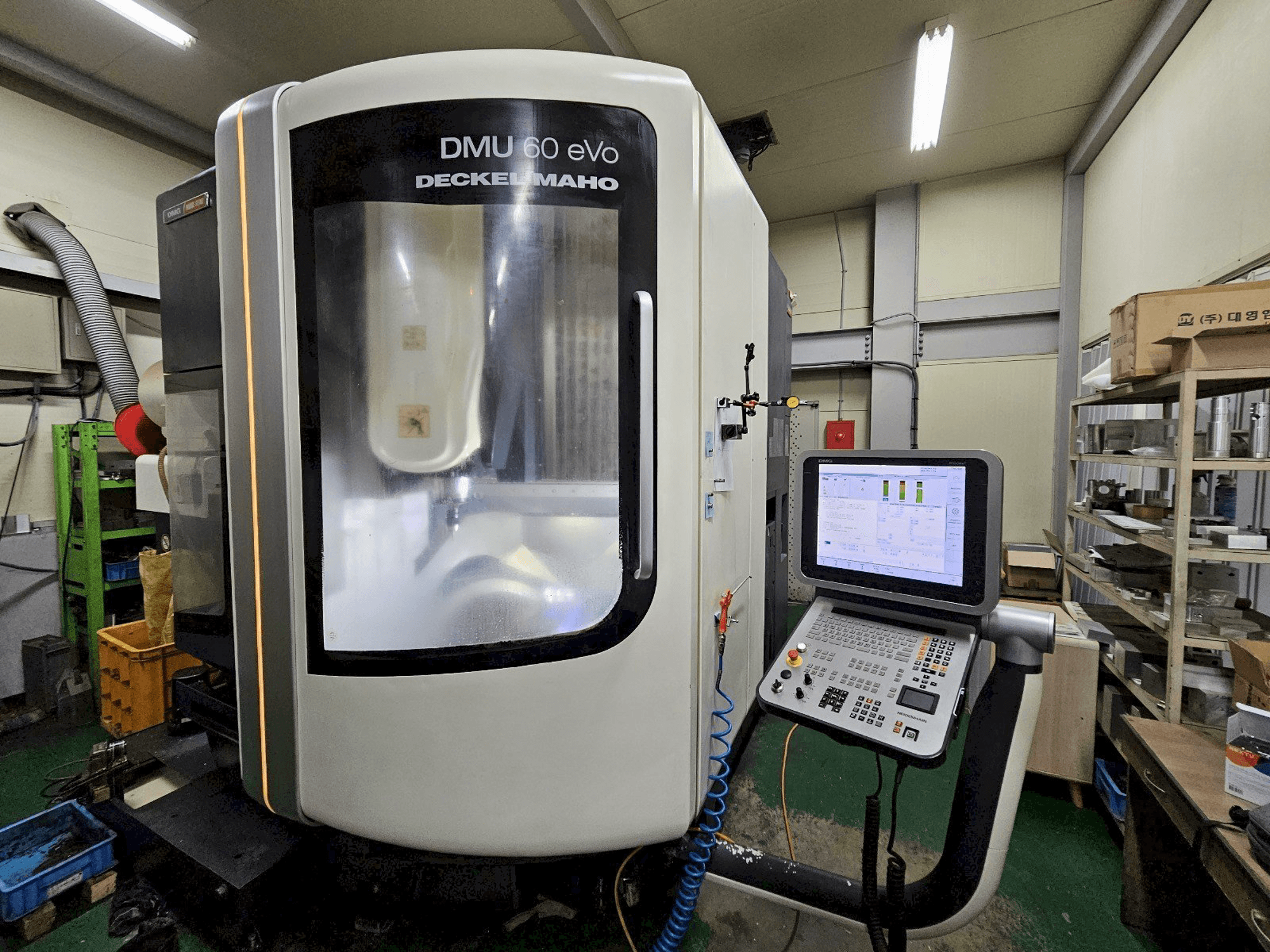 Vista Frontal da DMG MORI DMU 60 EVO máquina