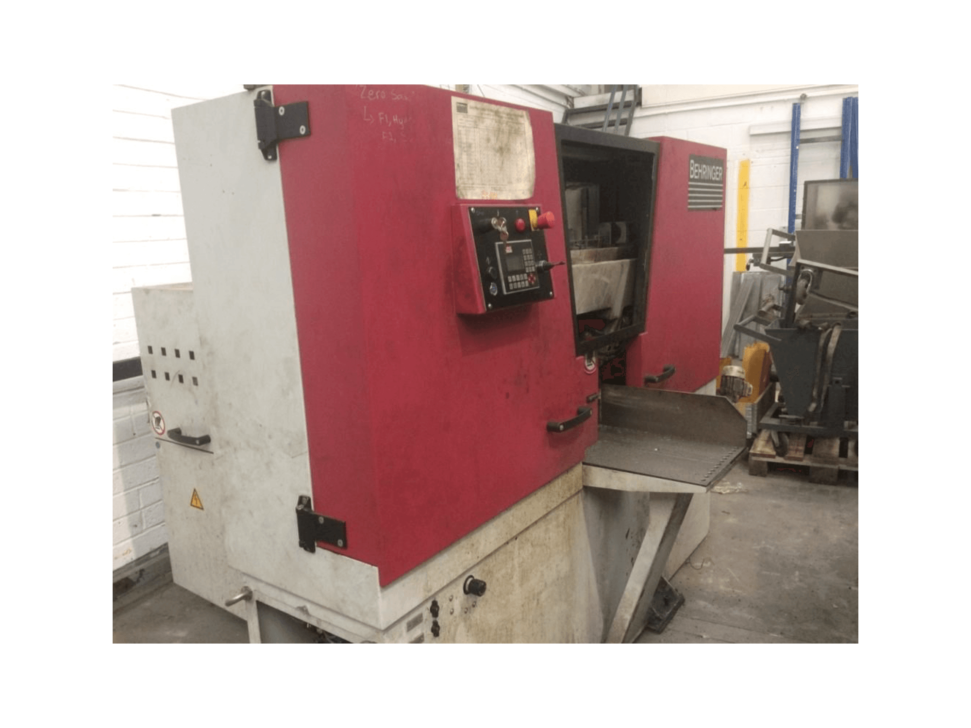 Vista Frontal da Behringer HBE261 A máquina