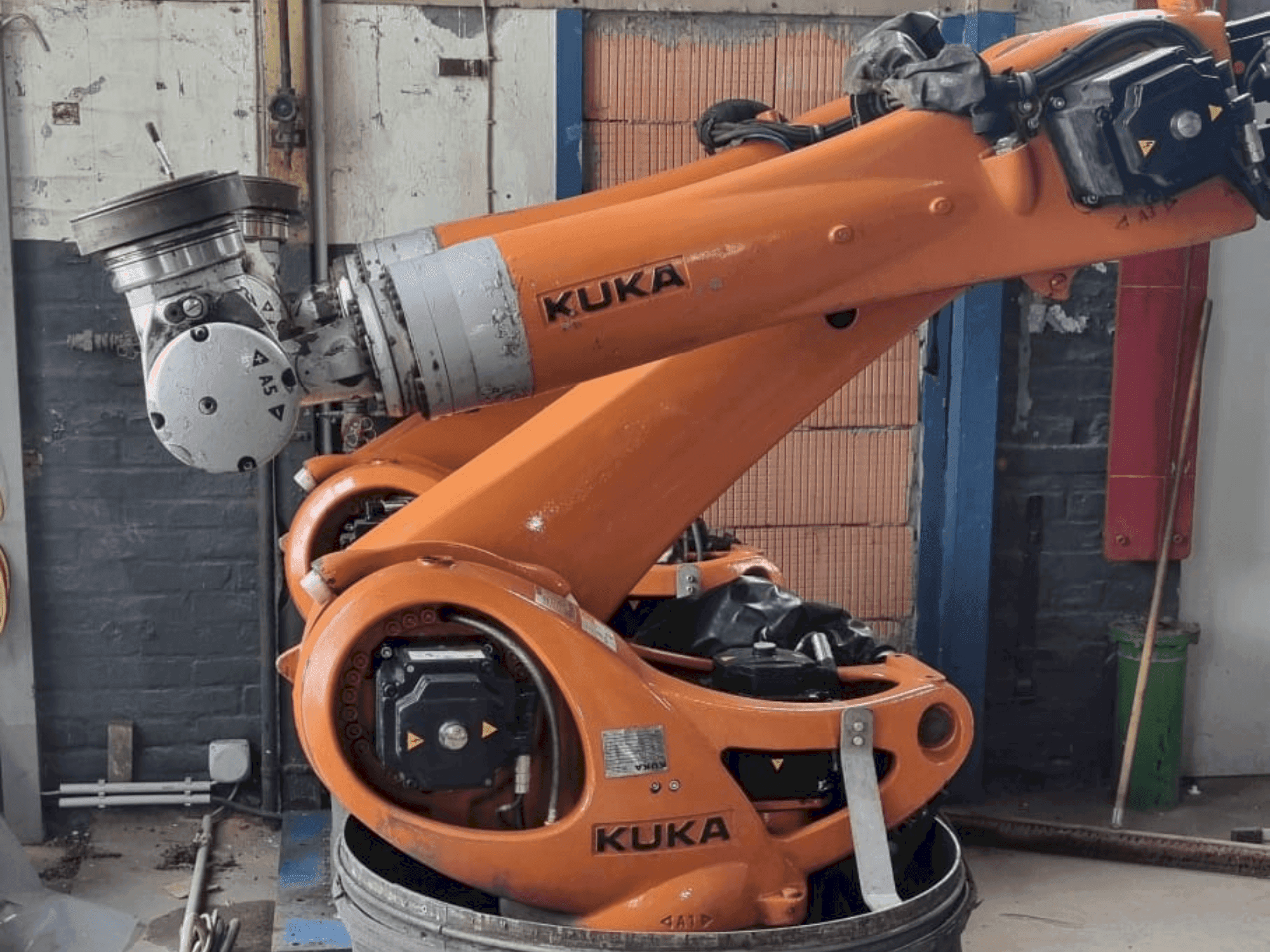 Vista Frontal da KUKA KR 90 R3100 extra C-F-HP máquina