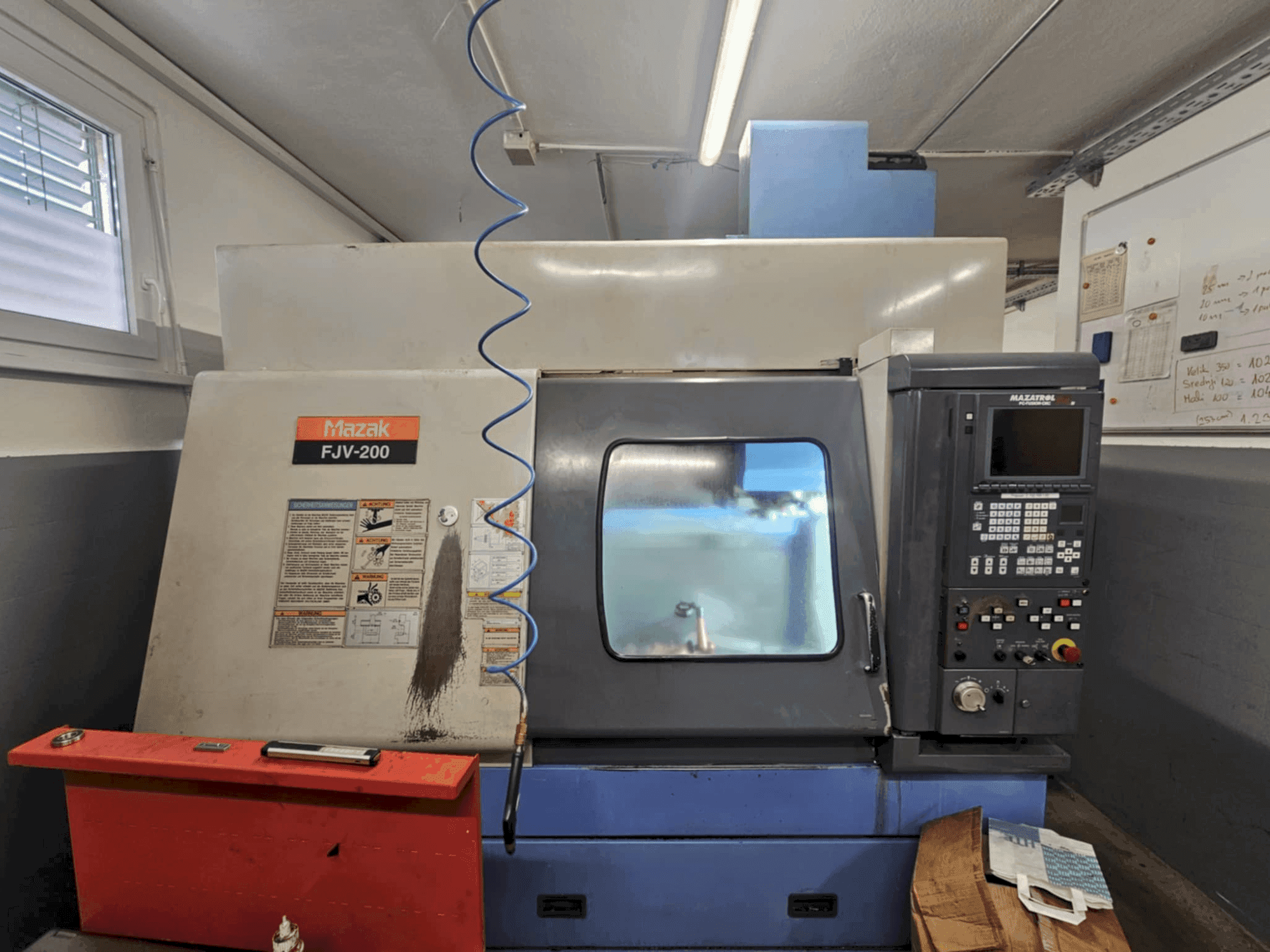 Vista Frontal da Mazak fjv 200 máquina