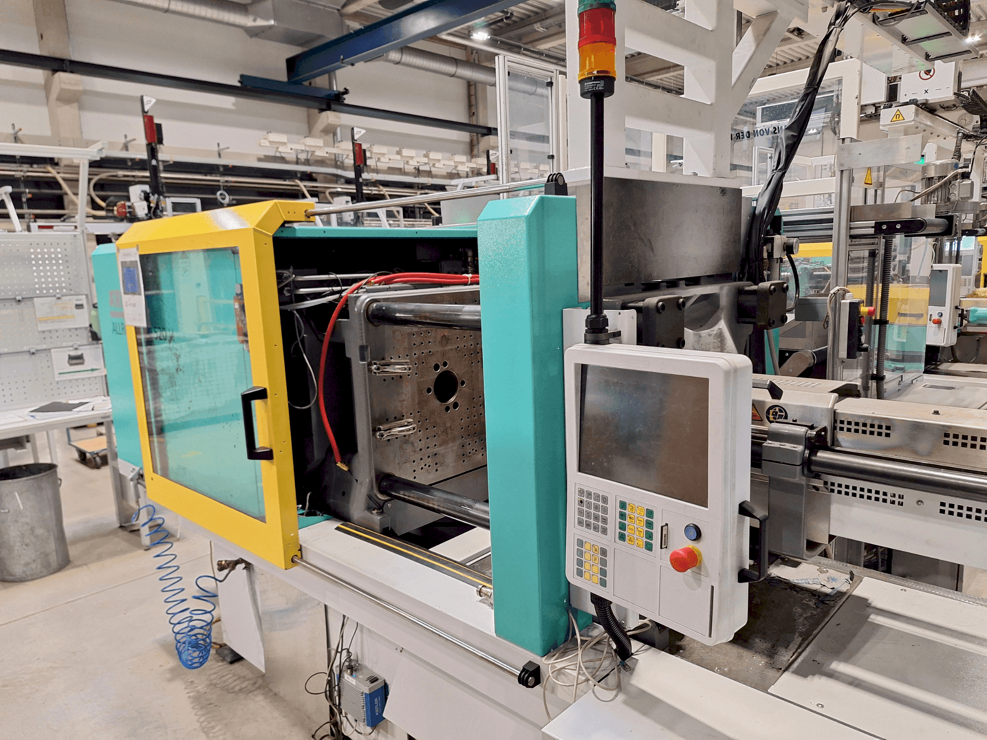 Vista Frontal da Arburg 520 H máquina