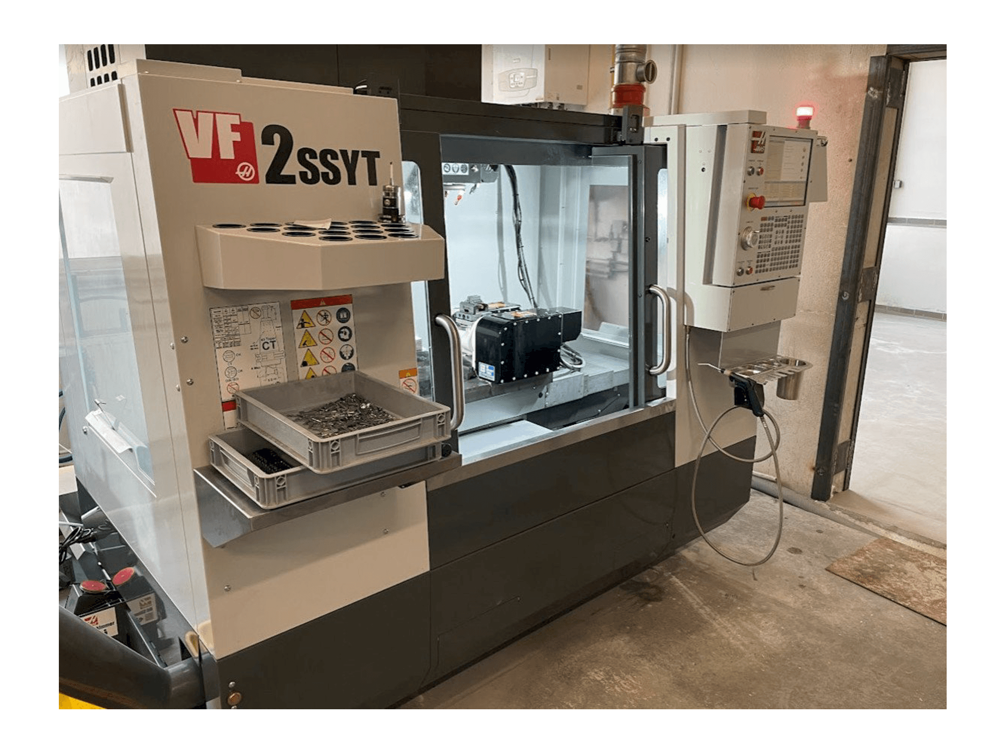 Vista Frontal da HAAS VF-2SSYT máquina