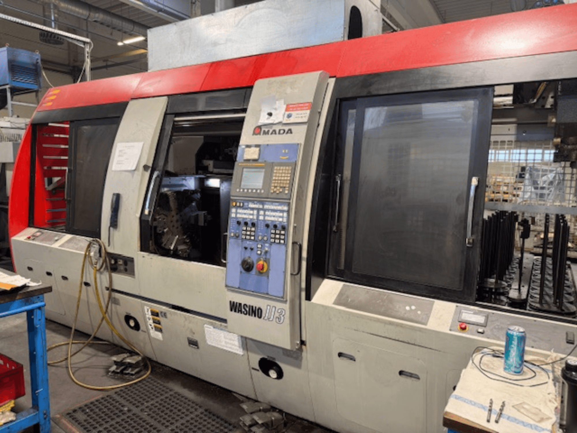 AMADA Wasino JJ3 torneiro horizontal, vista frontal mostrando o painel de controlo e a câmara aberta para maquinação.