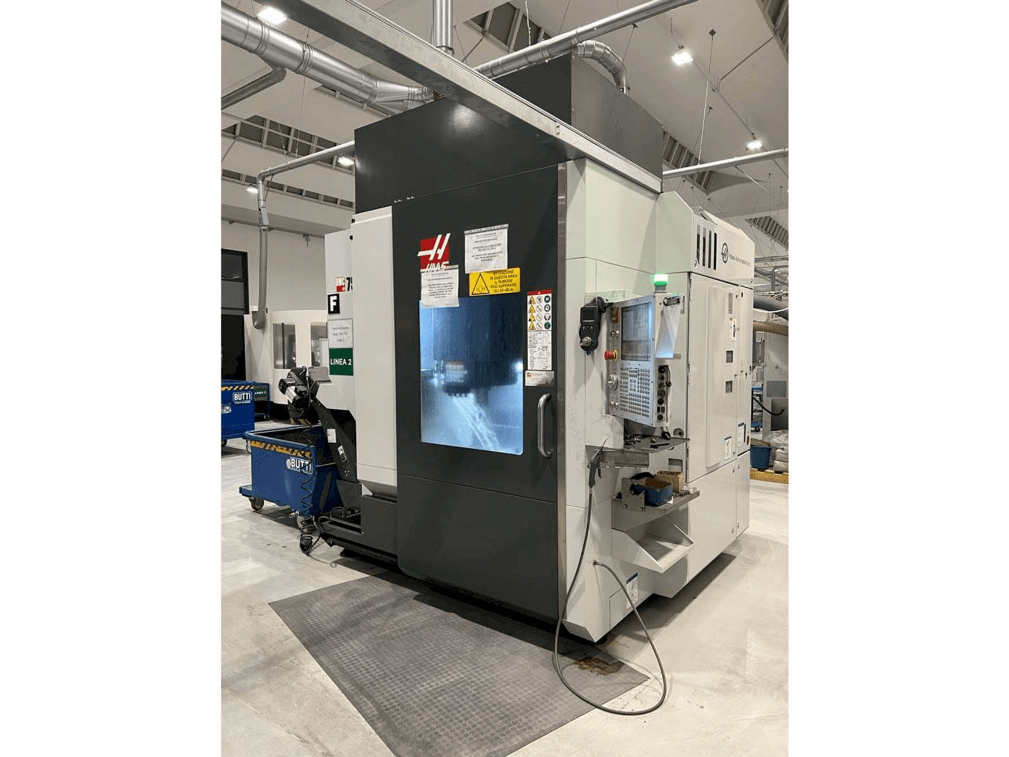 Vista Frontal da HAAS UMC 750SS máquina