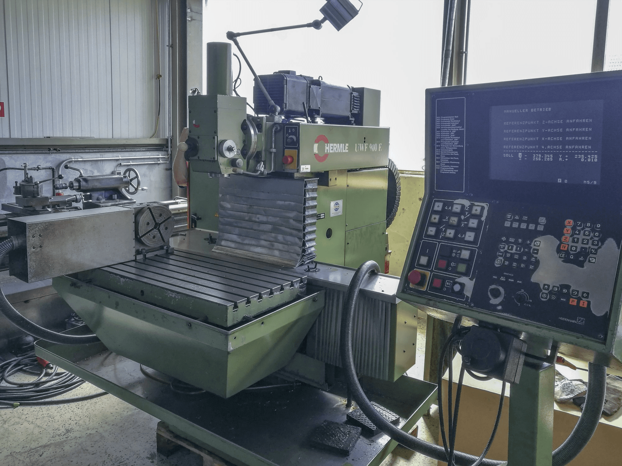 Vista Direita da HERMLE UWF 900 E máquina