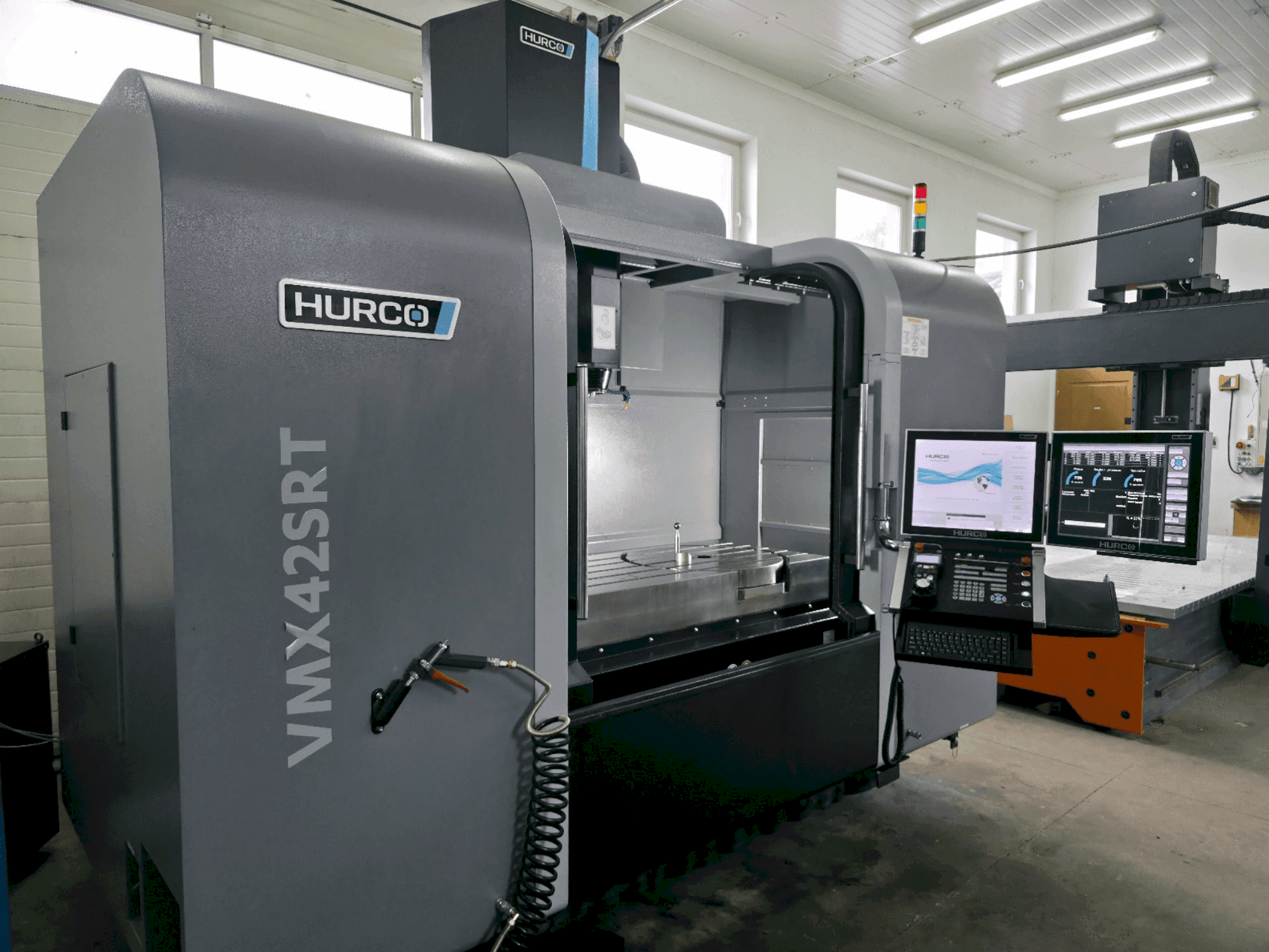 Vista Frontal da Hurco VMX 42SRTi máquina