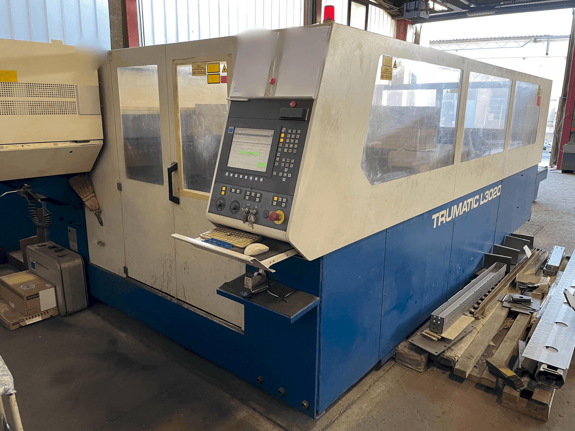 Vista Frontal da TRUMPF Trumatic TC L3020 máquina