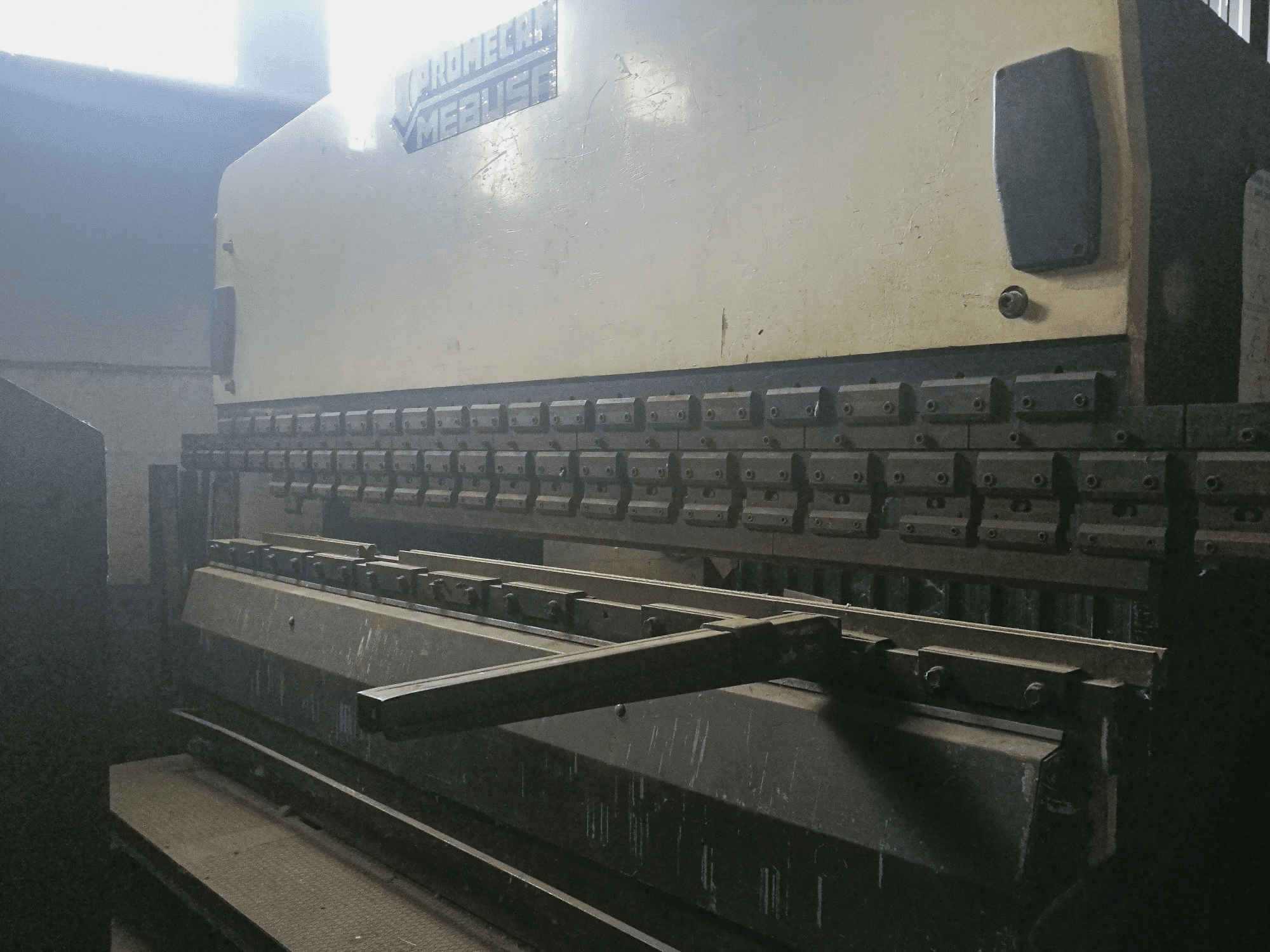 Vista Direita da PROMECAM MEBUSA RG 204 máquina