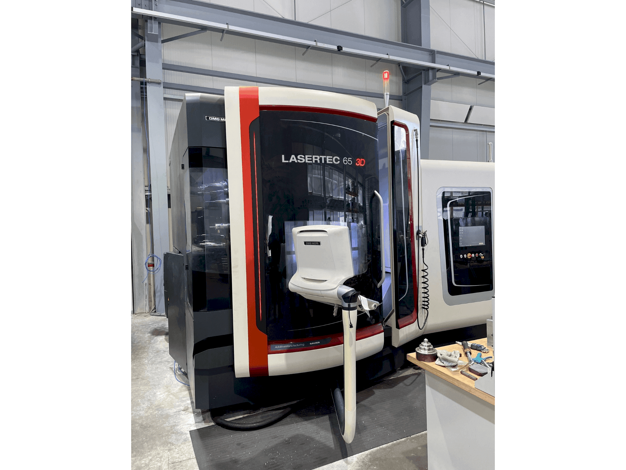 Vista Frontal da DMG MORI LASERTEC 65 3D Hybrid máquina