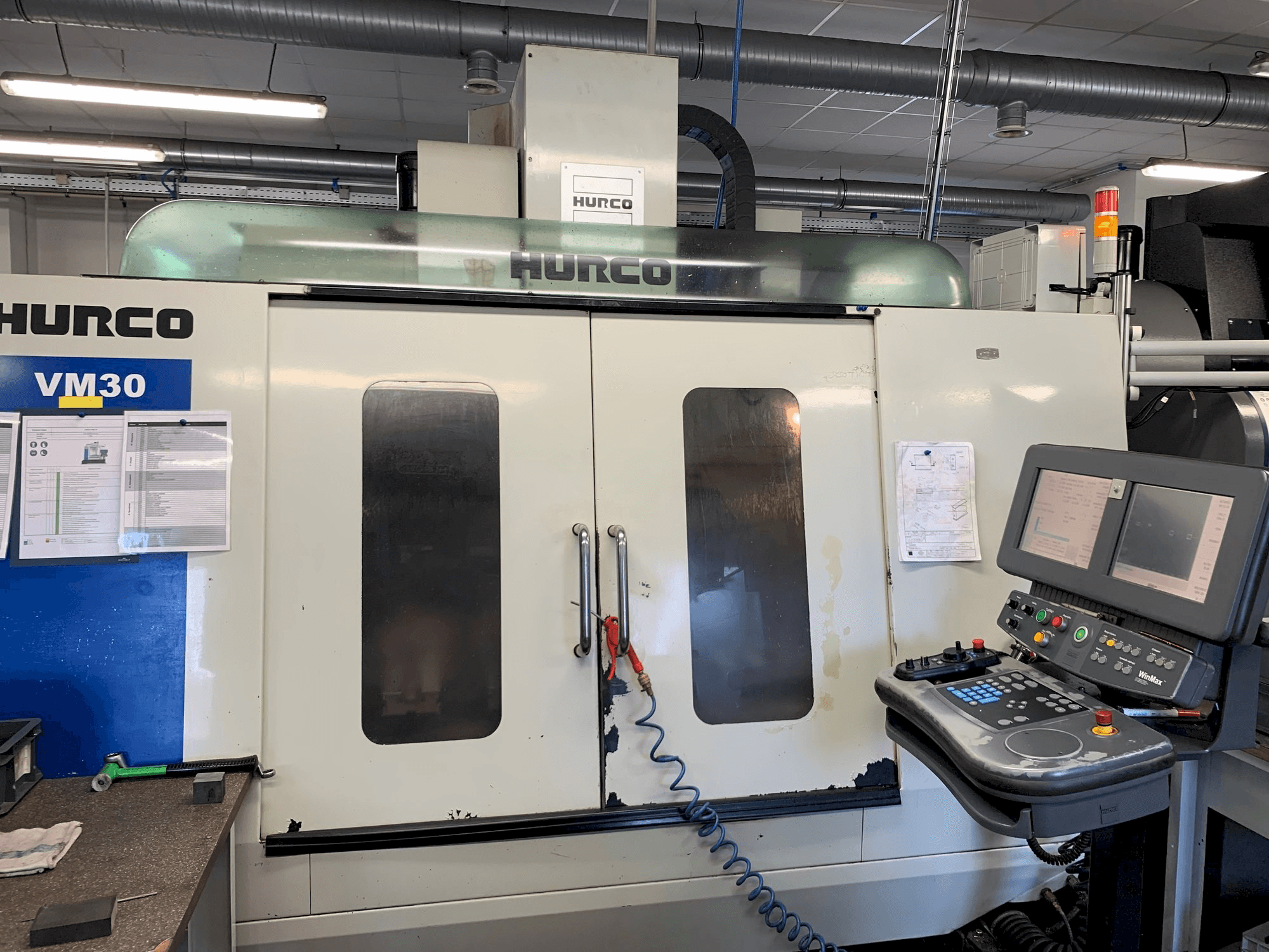 Vista Frontal da Hurco VM30 máquina