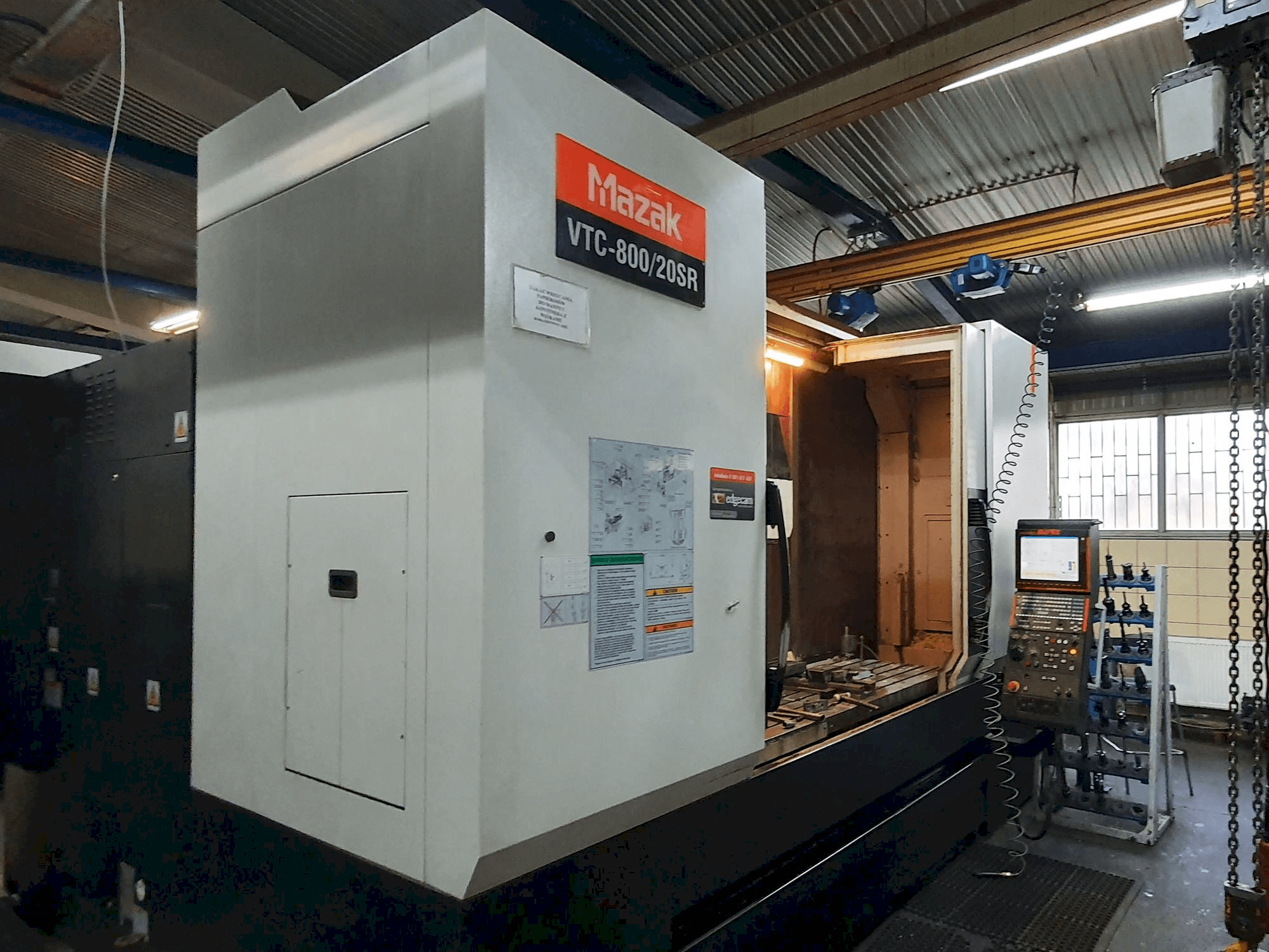 Vista Frontal da Mazak VTC-800/20SR máquina