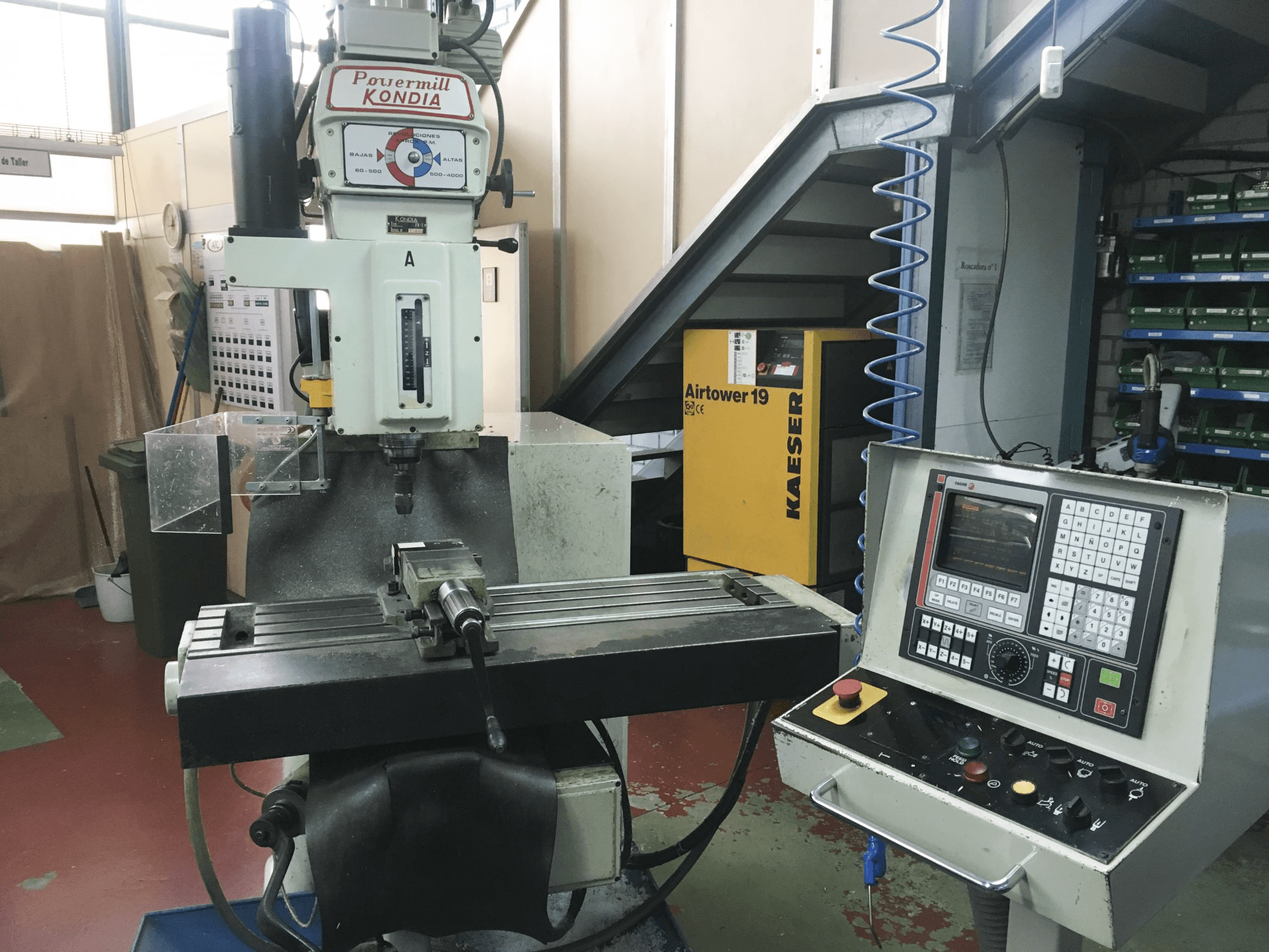 Vista Esquerda da KONDIA Powermill FV-1 CNC máquina