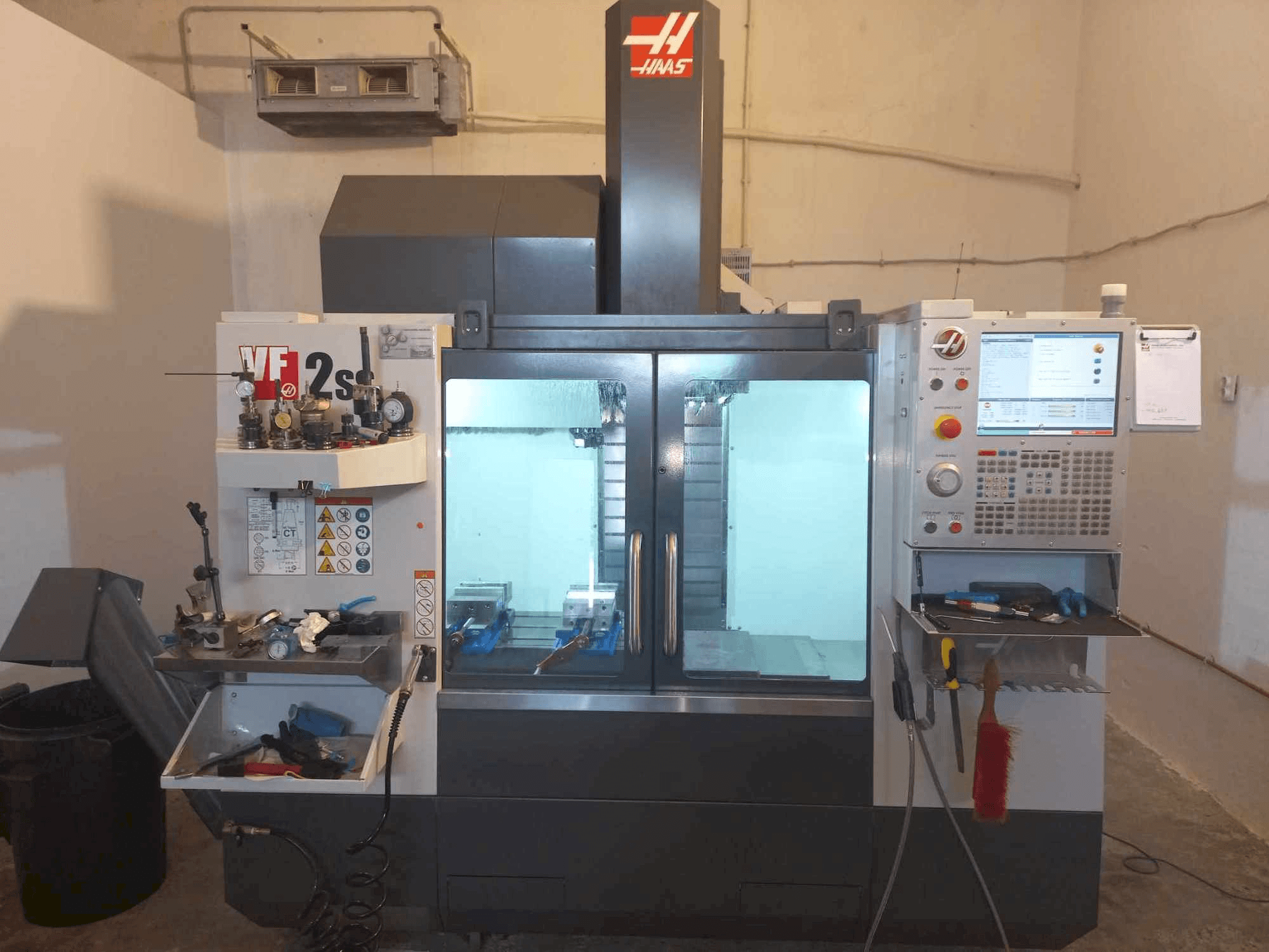 Vista Frontal da HAAS VF 2 SS máquina