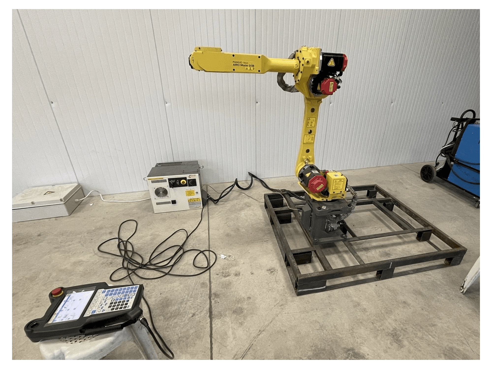 Vista Frontal da FANUC Arc mate 0iB máquina