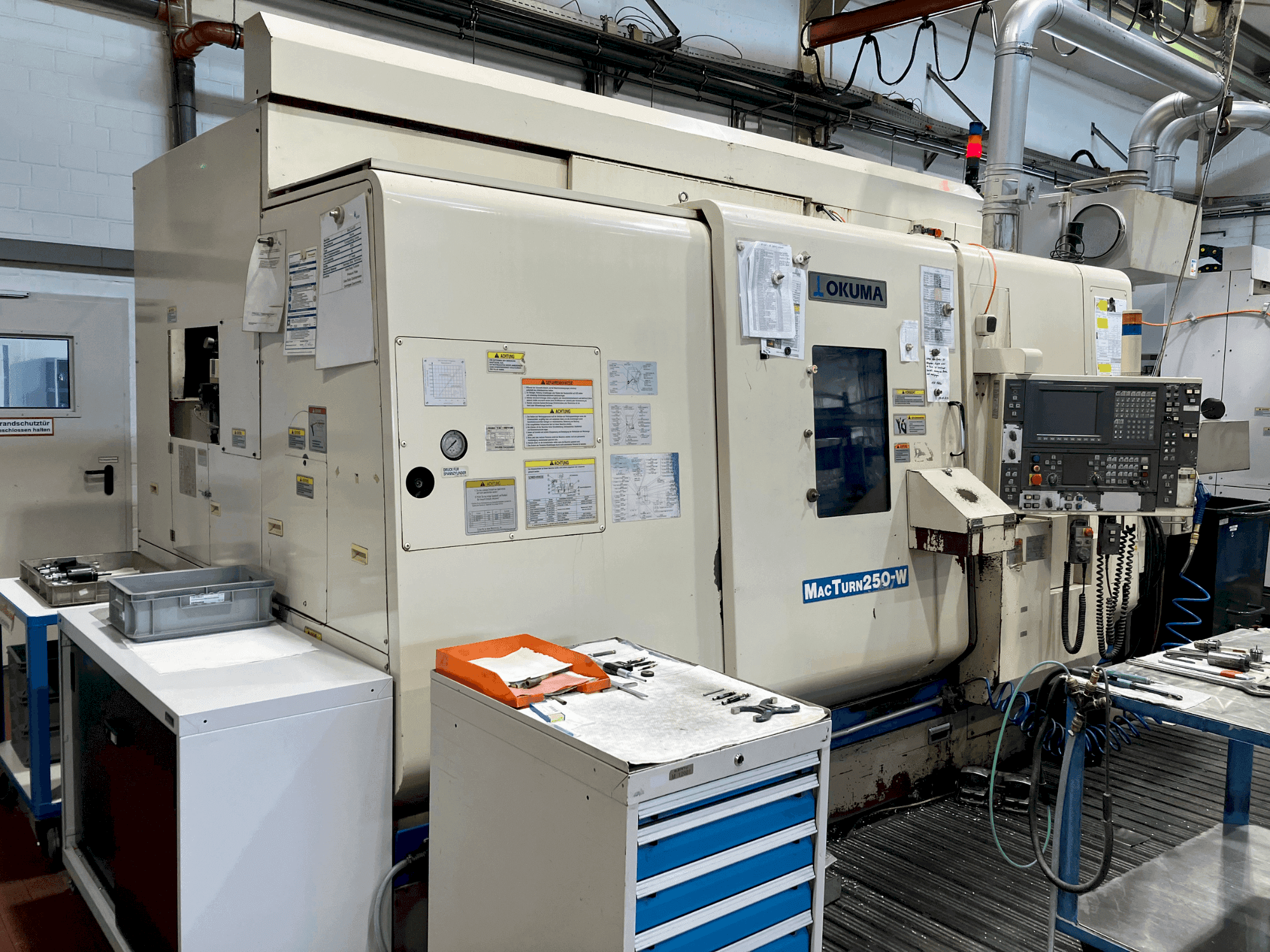 Vista Frontal da Okuma MacTurn 250-W máquina