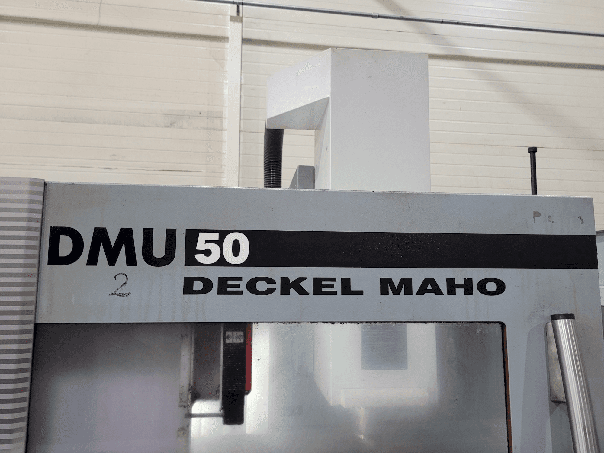 Vista Frontal da DECKEL MAHO DMU 50 máquina