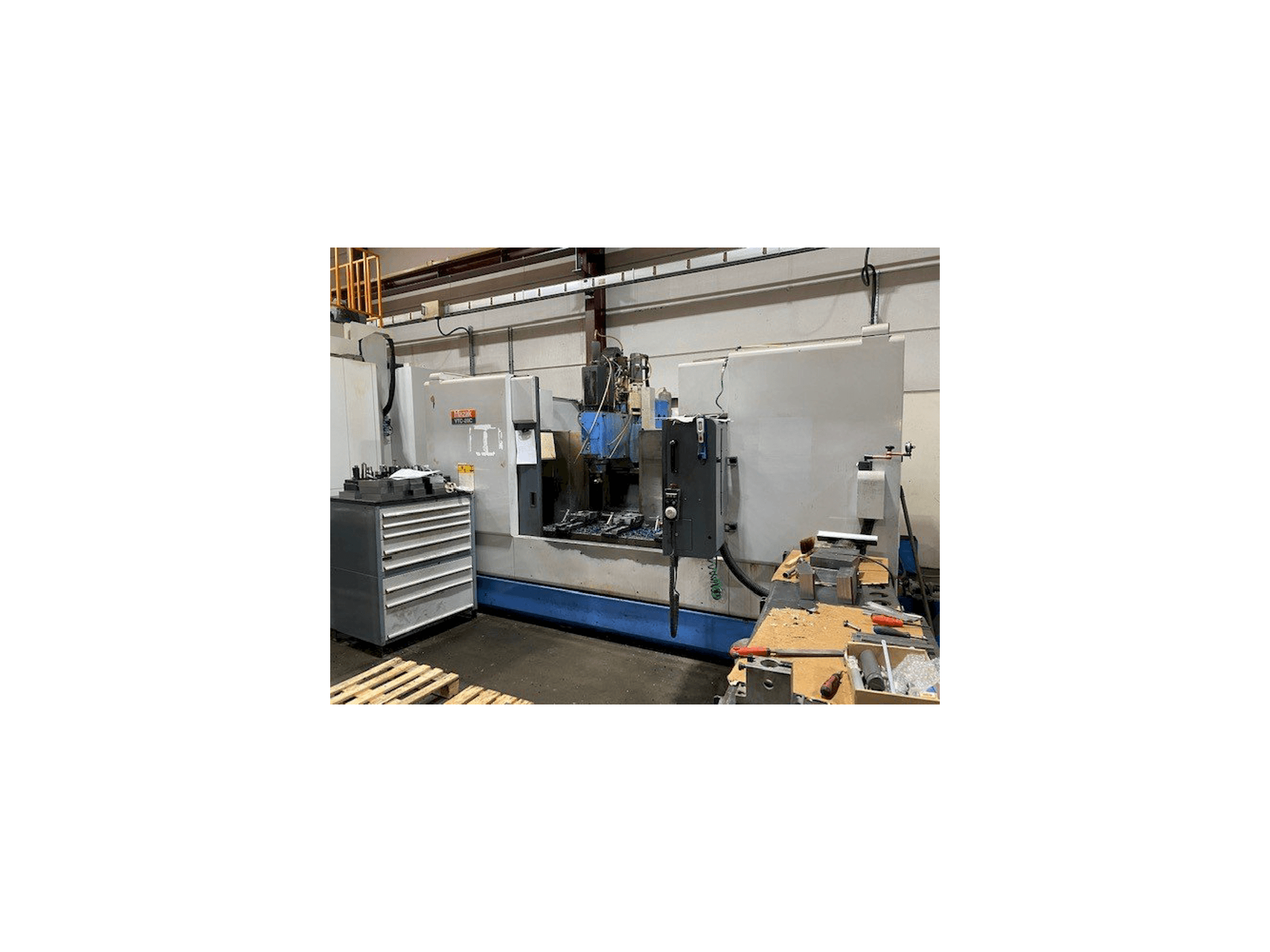 Vista Frontal da Mazak VTC-20C máquina