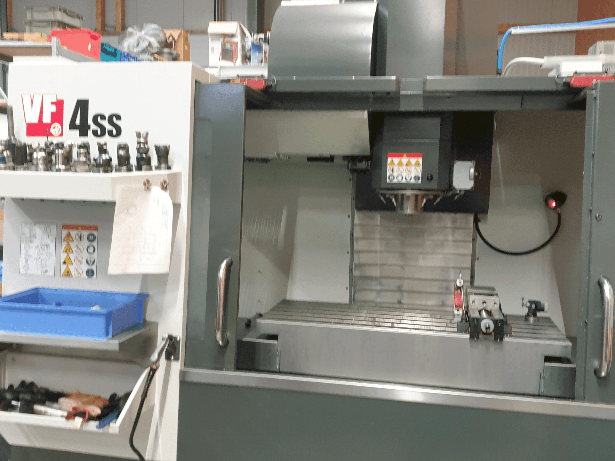 Vista Frontal da HAAS VF 4 SS máquina