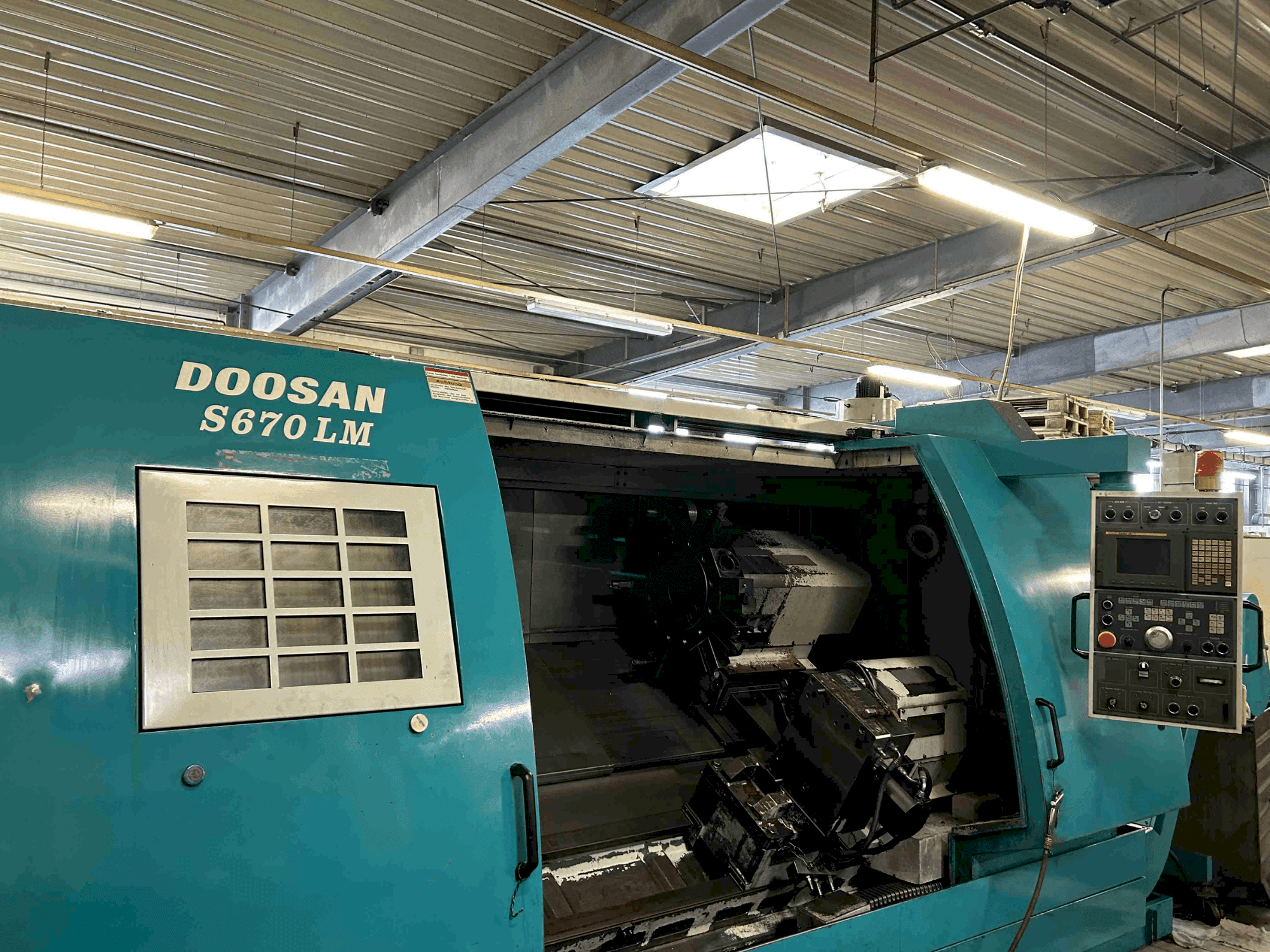 Vista Frontal da DOOSAN S670 LM máquina