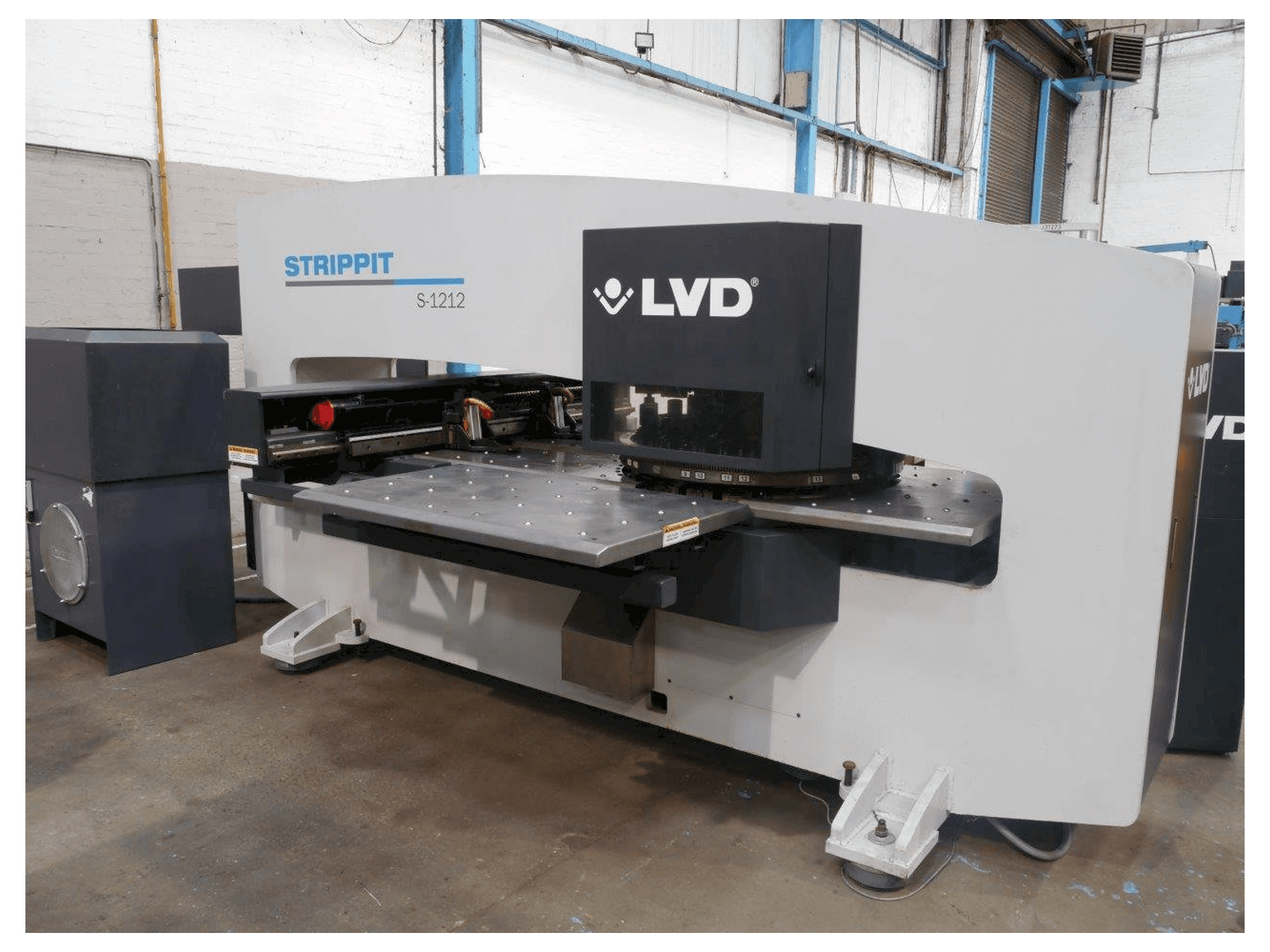 Vista Frontal da LVD STRIPPIT S 1212 máquina