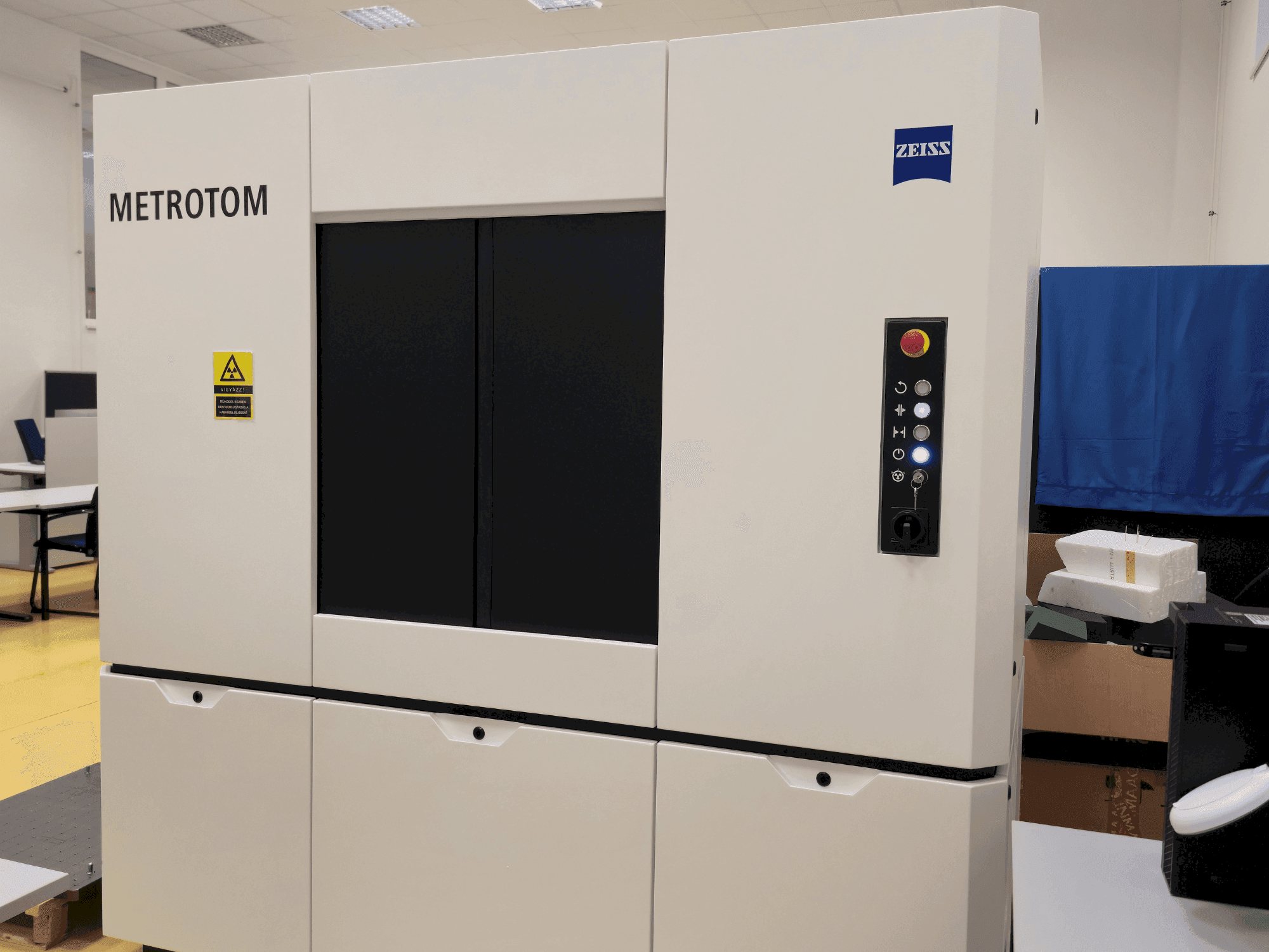 Vista Frontal da ZEISS Metrotom 6Scout máquina