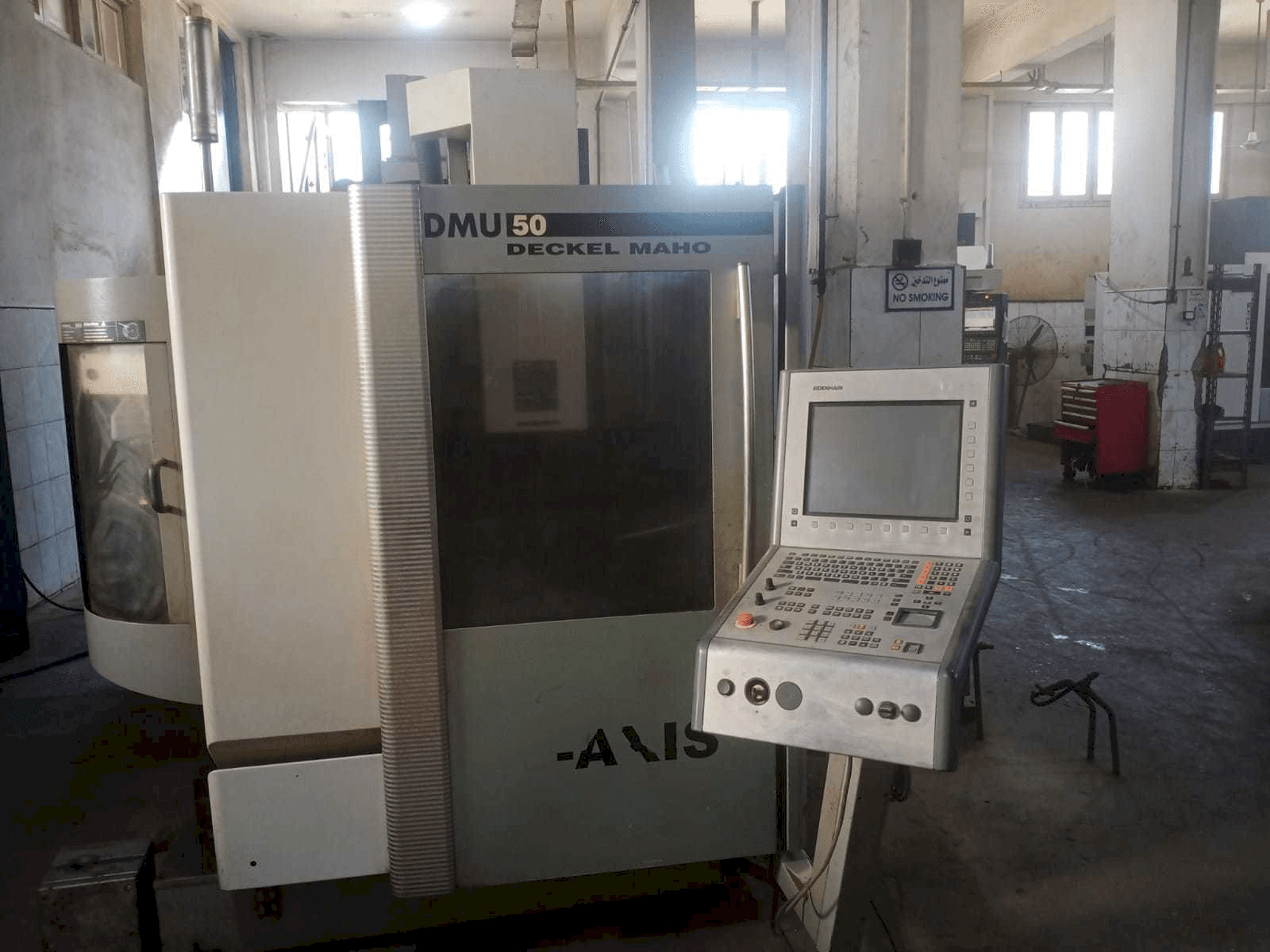 Vista Frontal da DECKEL MAHO DMU 50 máquina